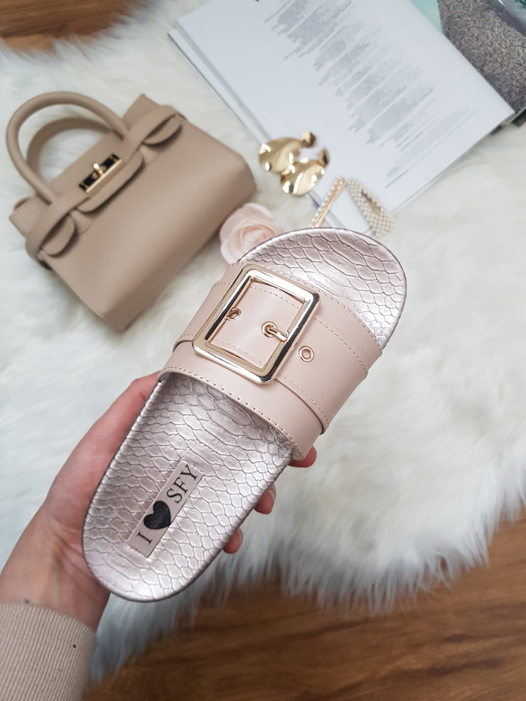 Sandales d'été , claquettes tendance