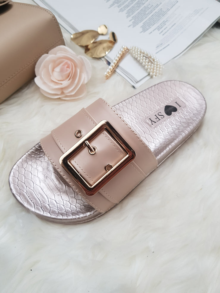 Sandales d'été , claquettes tendance